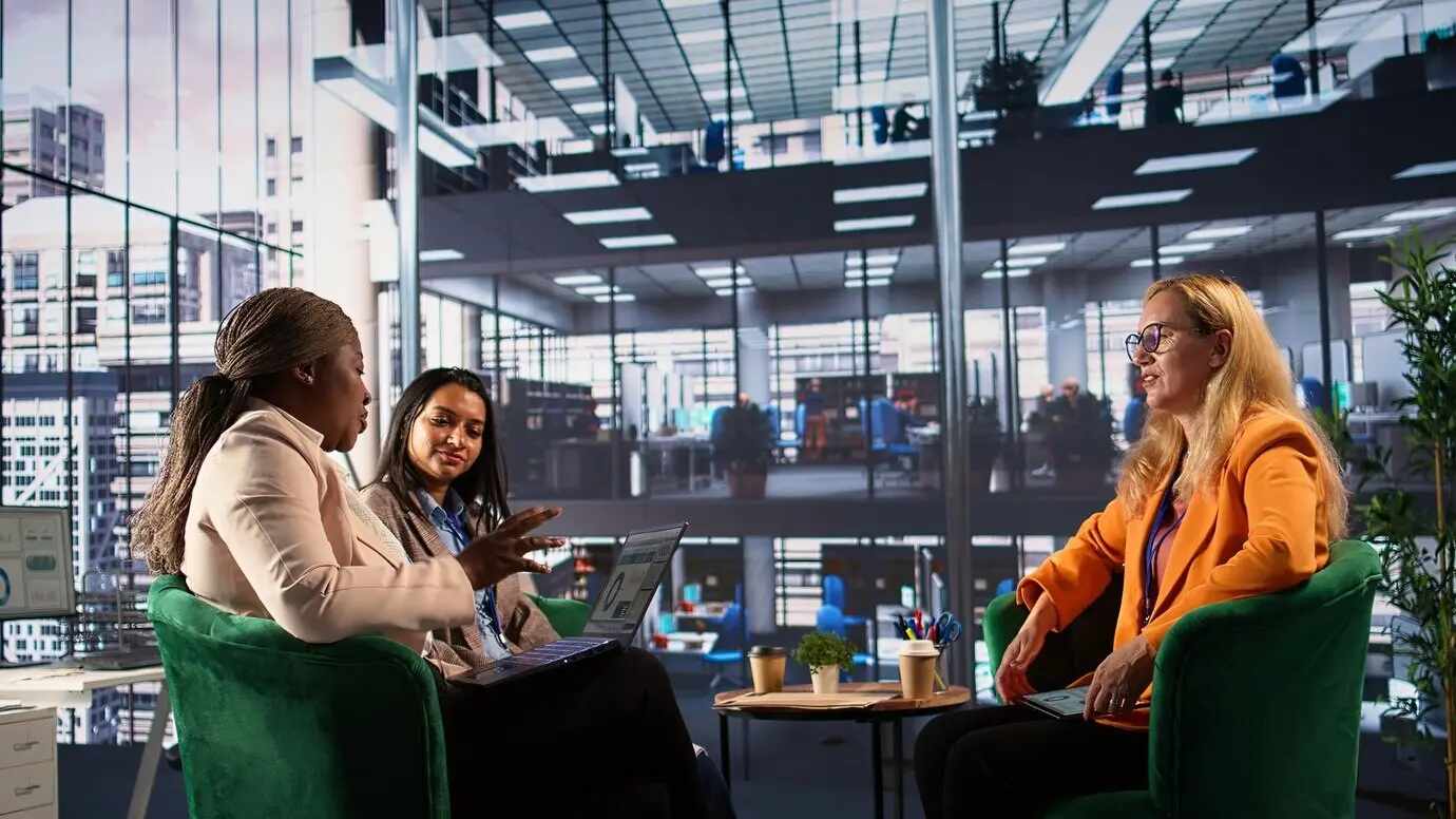 Multiethnische Führungskräfte in einem Geschäftsmeeting, die über eine Wachstumsstrategie brainstormen.