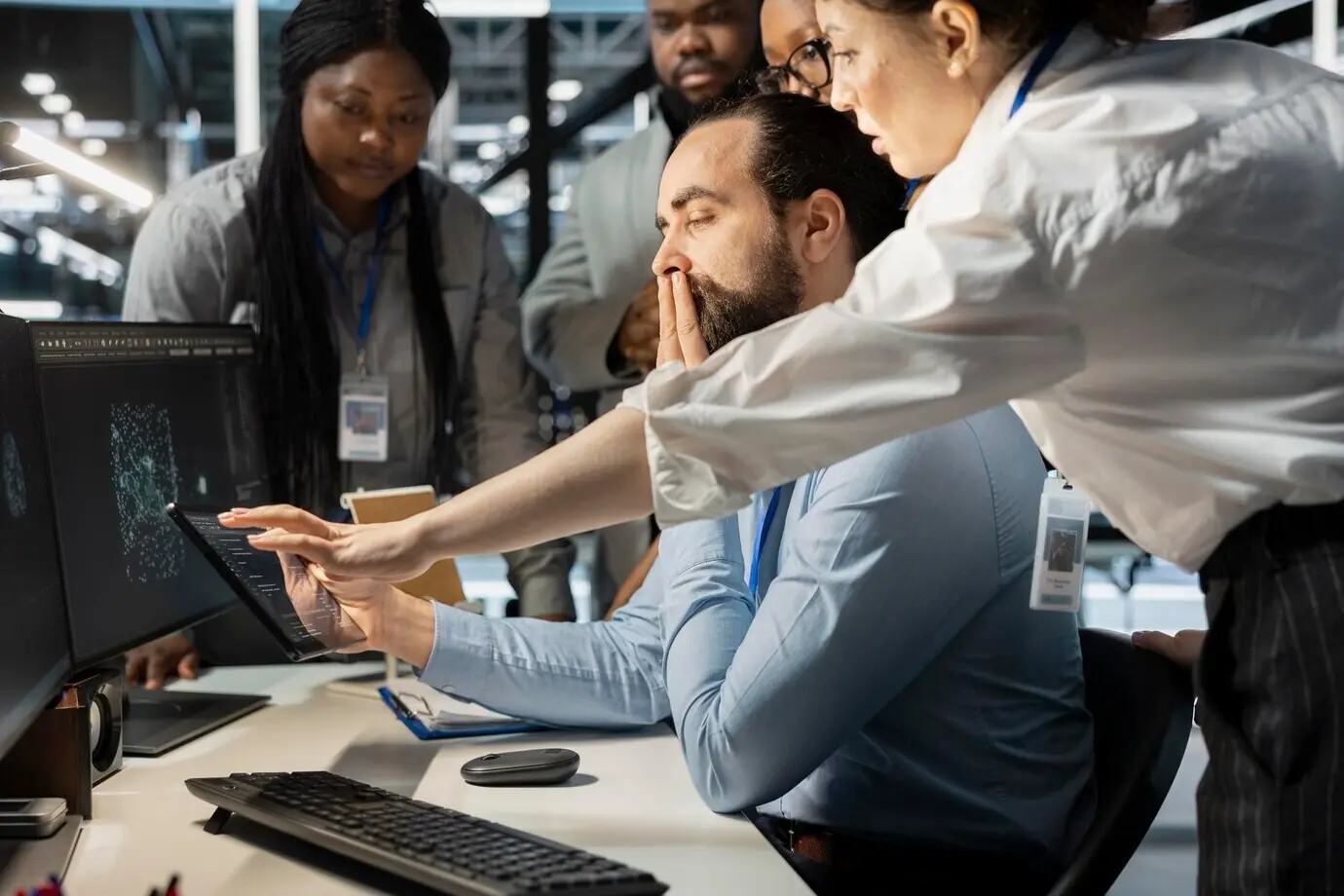 Ein Team von Administratoren arbeitet gemeinsam in einem Server-Hub und wertet Rigs-Daten aus.