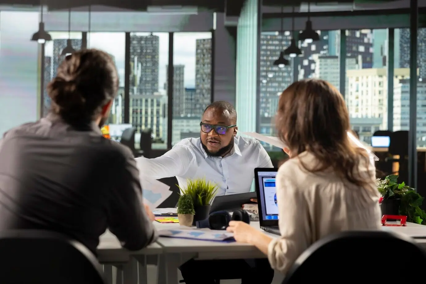 Vielfältiges Arbeitsteam in einem multinationalen Unternehmen, das Leistungskennzahlen und Prognosen analysiert; Personal.